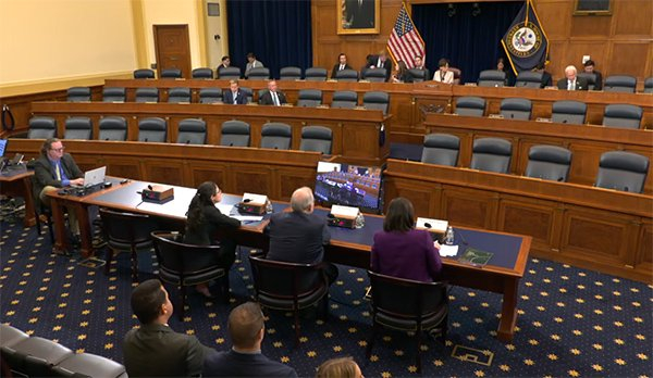 当地时间4月29日，美国众议院召开听证会 视频截图