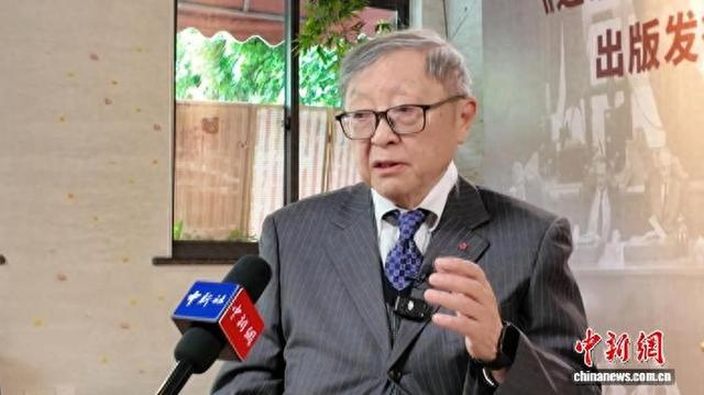 4月30日，向隆万接受中新网专访。 孙琳茹 摄