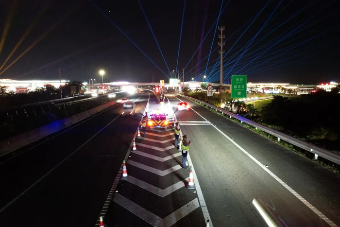 包茂高速路政人员坚守路面一线，昼夜守护公众出行安全顺畅。图为路政工作专班驻点柏桥服务区加强通行指引。