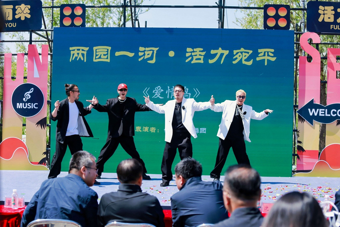 4月30日，永定河·绿堤百草音乐节开幕。宛平街道供图