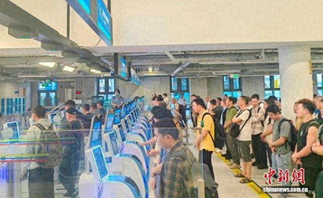 皇岗边检站为跨境建设者开设集中查验区域。皇岗边检站供图