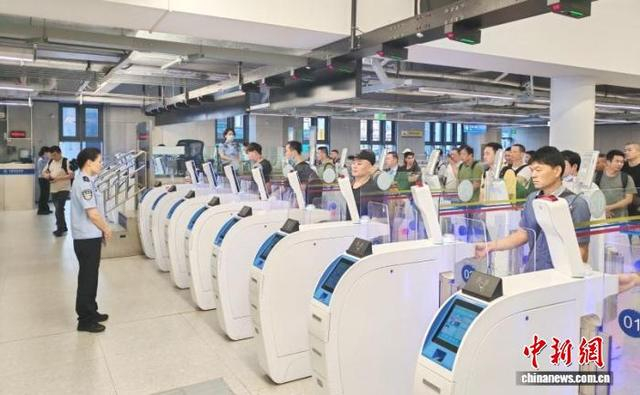 跨境建设者经皇岗口岸出境大厅智能快捷通道“丝滑”通关。皇岗边检站供图