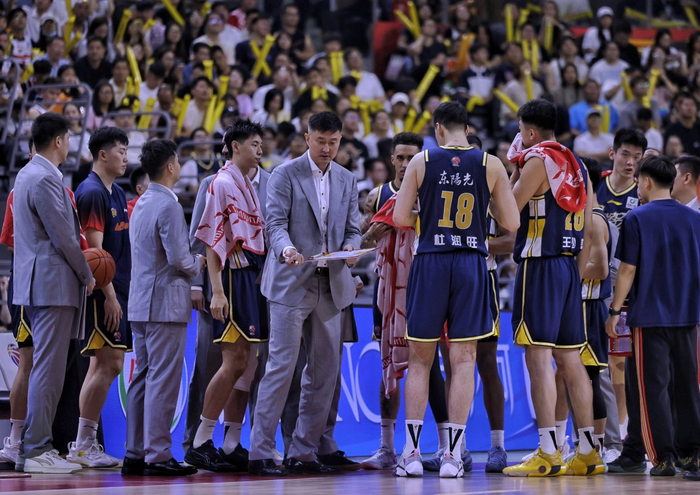 杜锋认为球队打得太简单了。