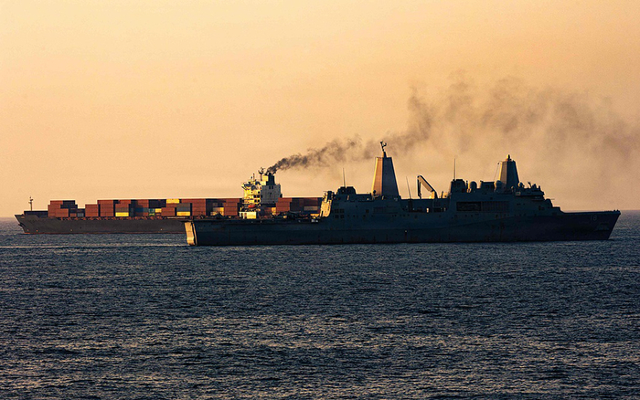 当地时间2026年4月20日，阿拉伯海，美军舰在伊朗籍货轮“图斯卡”号附近巡逻。视觉中国 资料图