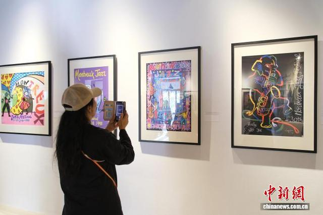 4月30日，游客在《60载·60帧》海报典藏展内拍照留念。曹丹 摄