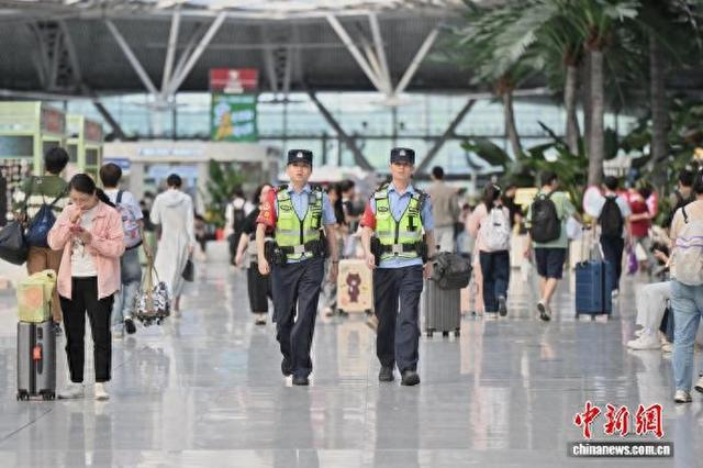 “五一”假期来临，广州铁警加强车站巡逻，确保旅客平安出行。中新网记者 陈骥旻 摄