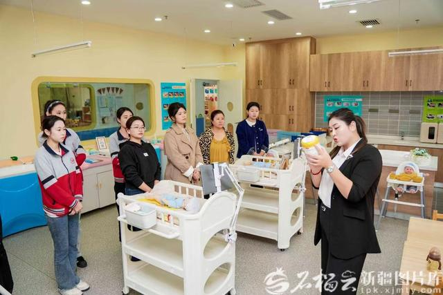 近日，在伊宁市聚盛职业技能培训学校组织的育婴员培训中，学员借助仿真娃娃进行实操训练。伊宁市聚盛职业技能培训学校供图