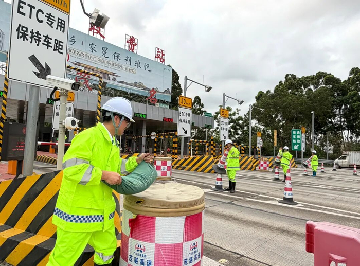 茂湛、包茂高速一线工作者严阵以待，全力加强站场通行及汛期安全防护应急演练。