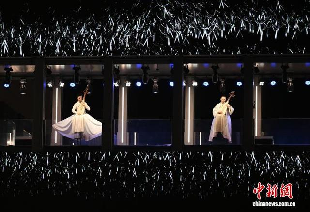 4月30日，表演者演绎杨丽萍作品《十面埋伏》。中新社记者 王刚 摄