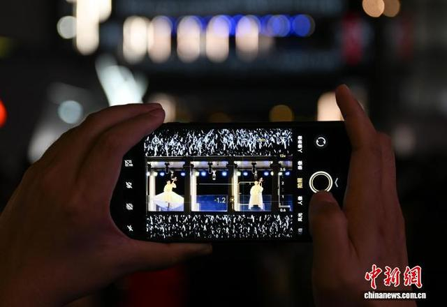 4月30日，游人拍摄杨丽萍作品《十面埋伏》。中新社记者 王刚 摄