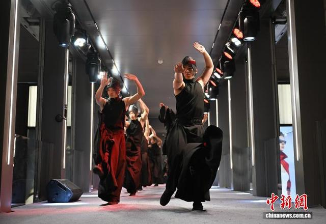 4月30日，表演者演绎杨丽萍作品《十面埋伏》。中新社记者 王刚 摄