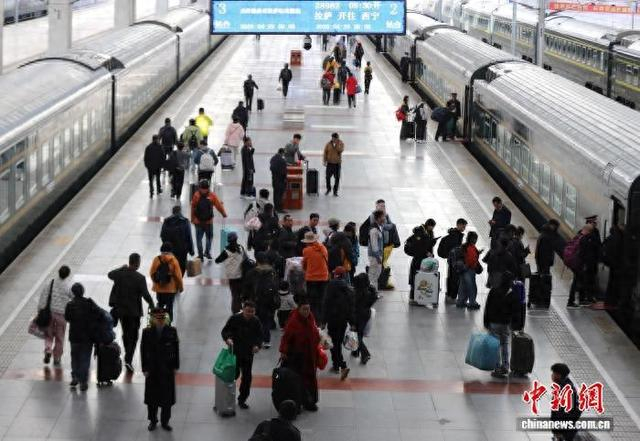 图为4月29日，旅客在拉萨车站乘车出行。武春燕 摄