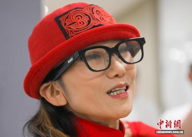 4月30日，杨丽萍与观众见面时佩戴杭州科技企业的智能眼镜。中新社记者 王刚 摄