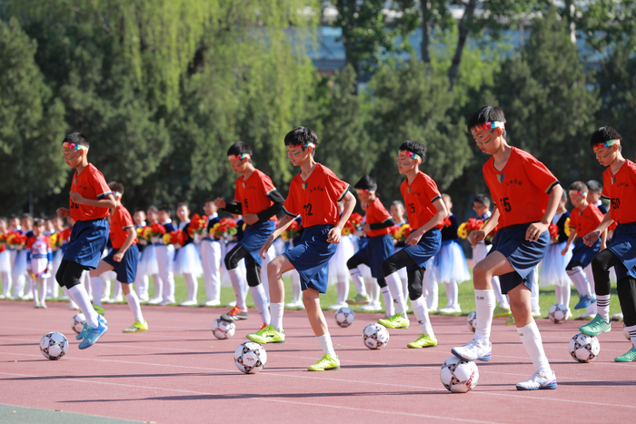 4月30日，在北京市第二十中学教育集团首届运动会开幕式上，石油实验小学学生展示活力足球。 学校供图