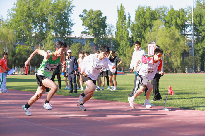 学生们正在参与田径比赛。学校供图