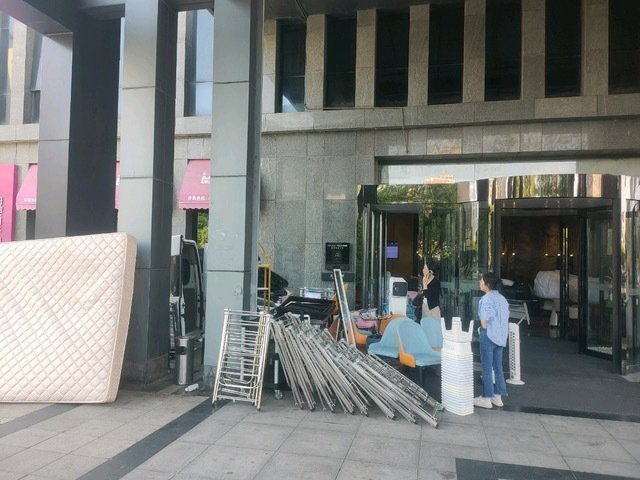 4月30日下午，郑州正弘城博乐诗亚朵酒店门前，等待搬运走的酒店用品。