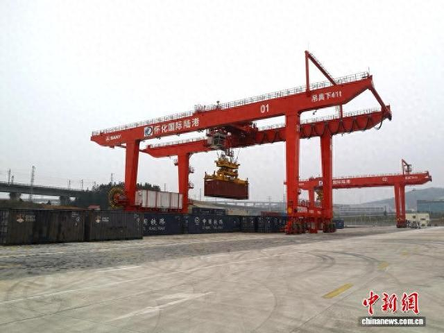 湖南怀化国际陆港， “一单到底”新模式助企出海。 雷明雄 摄