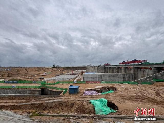 图为4月29日，赣抚尾闾综合整治工程建设现场。江西省水利厅供图
