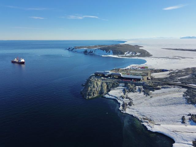 2026年1月3日，“雪龙”号在秦岭站附近海域行驶。新华社 图