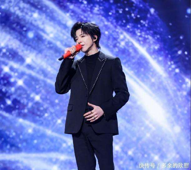  从丹东老街的寒风，到春晚舞台上炙热的灯光，这十年，刘宇宁没有走什么神秘的捷径。他的故事没有资本堆砌出来的光鲜亮丽，只有一把吉他，一副哑掉的嗓子，以及不曾停下的坚持。与那些精心编排的爽文剧本不同，他的故事更接地气，带着普通人身上那份不服输的坚持。因此，当他在那个全国瞩目的舞台上，谈起自己过去的浑噩时光时，反而展现出了难得的坦然。其实，应该说这是一种彻底的松弛感。这种松弛，不仅仅是轻松，它触及了某些深藏的情感。我们在成长过程中被训练得太好，知道如何应对每个场合、说出每句话。但当生活的真实面被揭开时，它就像是在封闭的房间里推开了一扇窗。有个网友留言说：敢回头看自己荒唐的人，才知道怎么走得更远。这句话有道理，但更让我觉得，这不仅仅是因为知道了该怎么走，而是因为不怕别人看见你如何摔倒，再如何爬起来。这一切，可能就这么简单。