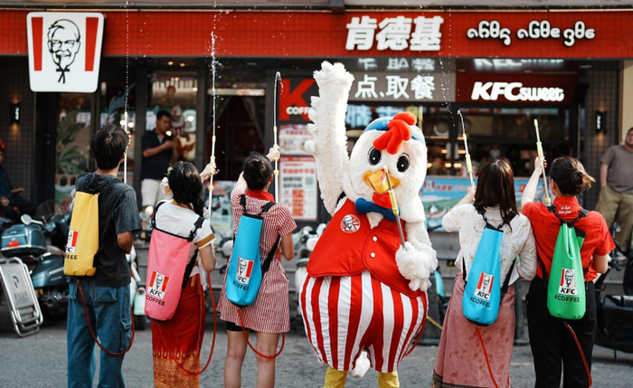 云南西双版纳肯德基告庄餐厅的“泼水节”