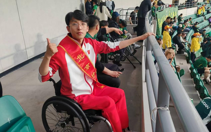4月25日，杨金桥来到工人体育场无障碍看台观赛。首都文明办供图