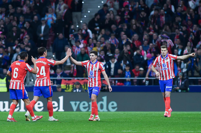 2月15日，马德里竞技队球员瑟洛特（右一）进球后庆祝。新华社发（古斯塔沃·巴连特摄）