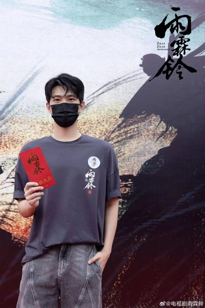 海报中的展昭着黑衣执剑，眼神坚毅，展现出江湖之中坚守的内心正义。