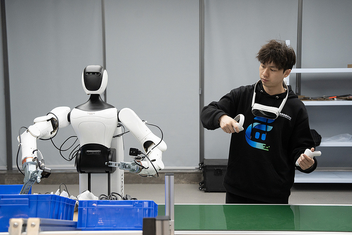 2026年4月16日，杭州，工作人员演示如何利用机器人进行流水线作业。视觉中国 资料图