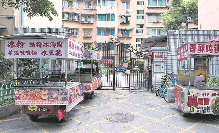     八二小区，流动商贩车辆违规停放，占用消防通道。