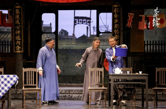 北京人艺《茶馆》剧照，剧院第二代演员梁冠华（左）饰演王利发，冯远征（中）饰演松二爷、濮存昕（右）饰演常四爷