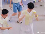 大哥被杨迪泼懵，下秒眯眼找人笑翻了