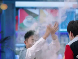 杨迪还没反应过来，何老师棒子就打下去，爆笑全场