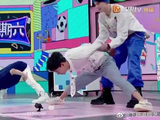 刘耀文不愧男团出道，下劈喝水毫无难度，太厉害