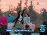 秦岚客栈时装秀气场全开，谭松韵沉醉其魅力