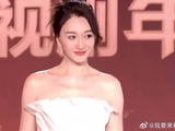 果然真正的美女都是从小美到大啊！李小冉白色仙女裙出席红毯，这颜值太绝了