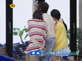 秦岚沈月甜蜜牵手，何炅机智自牵三人同行