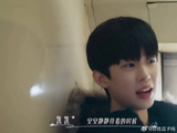 颜颜展露笑容显对凯凯喜爱