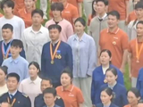 央视五一晚会周深献唱《今天的我们》致敬劳动者