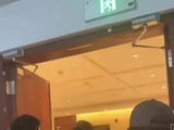 倪萍叮嘱肖战经纪人保护其安全，颁奖台上下关怀青年演员