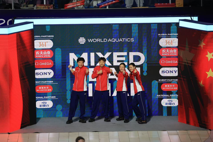 中国队收获混合团体金牌。新京报记者 王飞 摄