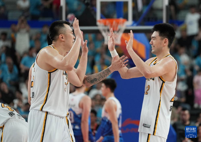 5月22日，辽宁本钢队球员李晓旭（右）和队友韩德君在比赛最后时刻庆祝。新华社记者 孟永民 摄