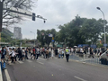 湃用场丨“吃轻轨”的重庆李子坝观景台，如何应对假日大客流？