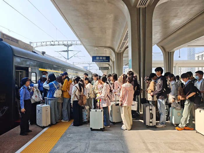 宿州站加派力量组织大客流旅客安全有序乘降。 祝海侠 摄