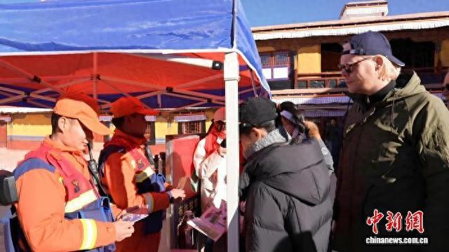 图为消防人员在布达拉宫向游客科普古建消防安全知识。受访者 供图