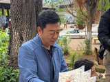 郭涛儿子19岁石头近照曝光，郭涛带儿子石头在云南摆摊助农，石头已长成高大帅气的男生