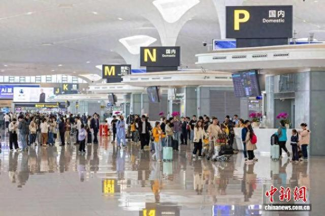“五一”前夕，杭州机场迎来客流高峰。 浙江省机场集团 供图