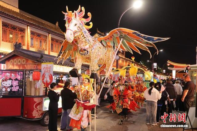图为4月30日晚， “戏遇大名”巡游活动排练现场。 薛志朋 摄 
