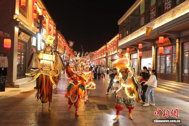 图为4月30日晚， “戏遇大名”巡游活动排练现场。 薛志朋 摄 