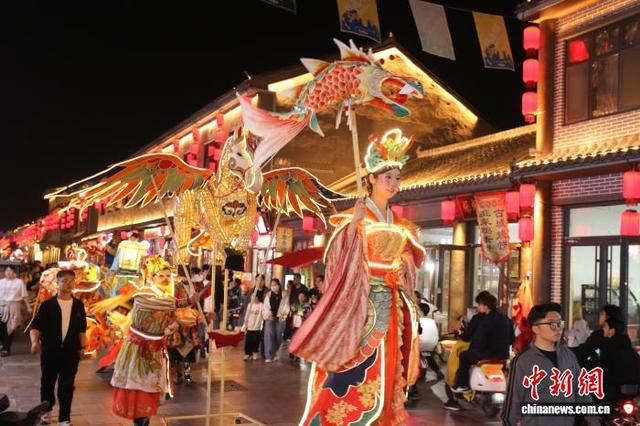 图为4月30日晚， “戏遇大名”巡游活动排练现场。 薛志朋 摄 